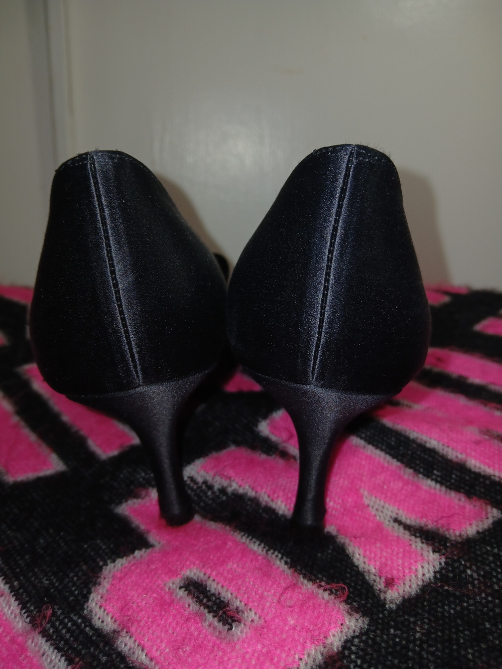 Stuart Weitzman Gigiritz Black Satin Peep-Toe Pumps Ruffle Detail 7.5 EUC! - Picture 7 of 11